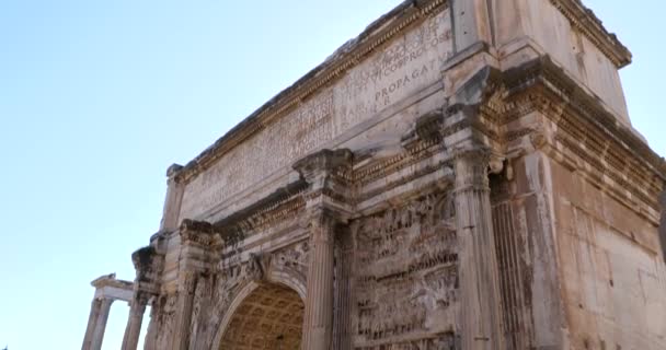 セプティミウス セヴェルスのアーチ 彫刻やレリーフの詳細 イタリアのローマのローマ フォーラムでセプティミウス セヴェルスのアーチの最上部から下部への傾斜 — ストック動画