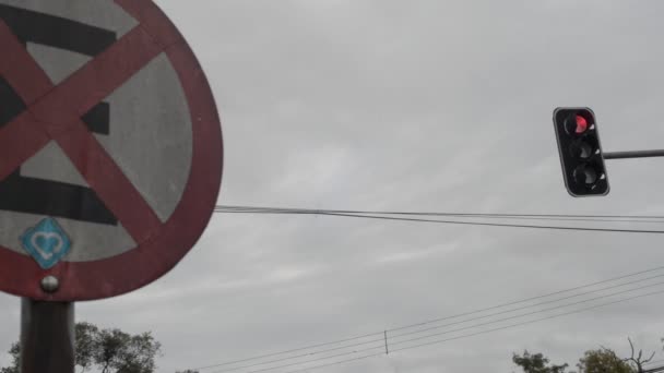 Zöldre Váltott Közlekedési Lámpa Előtérben Megállás Nélküli Jelzéssel — Stock videók