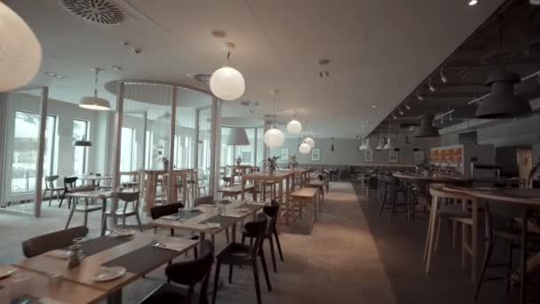 Nowoczesna Restauracja Hotelowa Drewnianymi Dekoracjami Zapalniczkami — Wideo stockowe