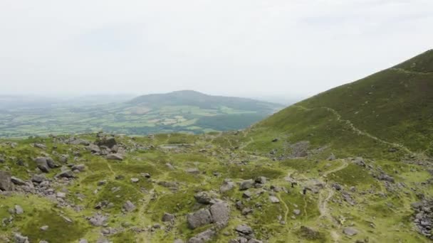 アイルランドのウォーターフォードにあるクムシニョーン 山沿いのハイキングコースを歩く人々の空中ビュー 旅行とハイキングのコンセプト — ストック動画