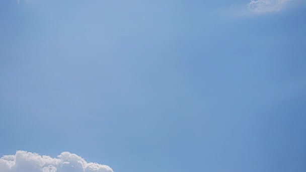 Vista Bajo Ángulo Del Cielo Azul Con Nubes Blancas Nubes — Vídeos de Stock