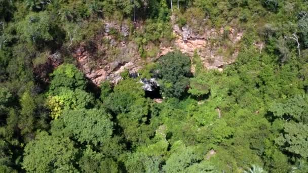 Rising Aerial Drone Shot Cave Entrance Enchanted Well Poo Encantado — Vídeo de Stock