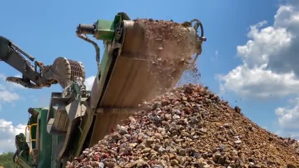 Rocce Frantumate Calcestruzzo Che Fuoriescono Dalla Cintura Frantoio — Video Stock