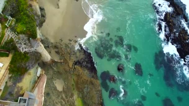 Birds Eye Veduta Aerea Victoria Beach Pirate Tower Onde Dell — Video Stock