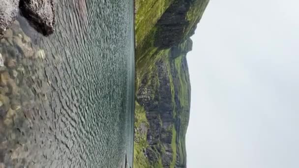 Coumshingaun Lough Waterford Irlanda Panorámica Cámara Derecha Cámara Lenta Concepto — Vídeo de stock