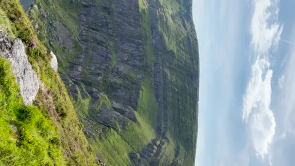 アイルランドのウォーターフォードにあるクムシニョーン カメラを左にパンしながら 湖を明らかに 湖は山に囲まれている 旅行とハイキングのコンセプト — ストック動画