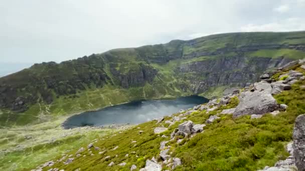 アイルランドのウォーターフォードにあるクムシニョーン 湖は山に囲まれている 旅行とハイキングのコンセプト — ストック動画