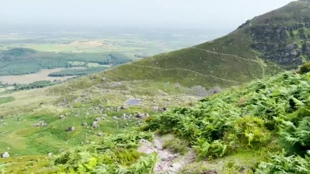 Coumshingaun Lough Waterford Irlanda Lago Está Rodeado Montañas Concepto Viaje — Vídeo de stock