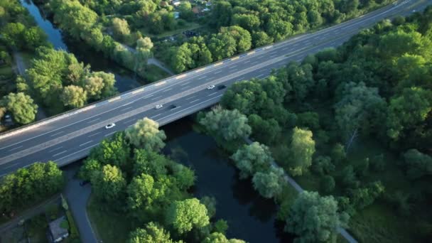 Levegő Lefelé Autók Vidéki Autópálya Hídon Folyami Patak Felett Körülvéve — Stock videók