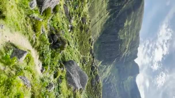 アイルランドのウォーターフォードにあるクムシニョーン 背景に山とハイキングコースに沿って歩くと ハンドヘルド 旅行とハイキングのコンセプト — ストック動画