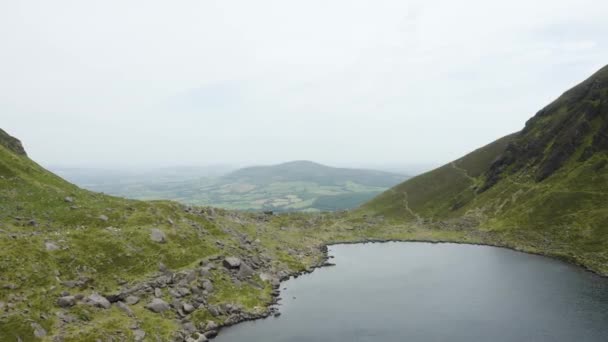 アイルランドのウォーターフォードにあるクムシニョーン ドローンが湖を飛び越える 湖は山に囲まれている 旅行とハイキングのコンセプト — ストック動画