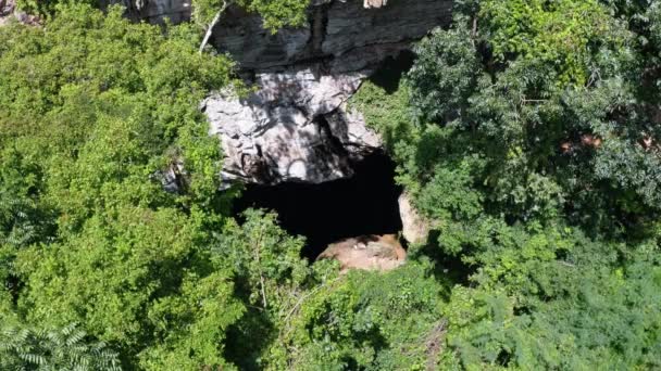 Drone Plano Aéreo Entrada Cueva Pozo Encantado Poo Encantado Rodeado — Vídeos de Stock
