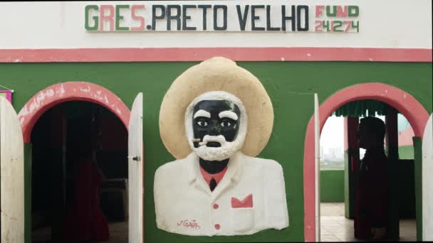 Estatua Hombre Negro Con Sombrero Chip Entrada Una Casa Vieja — Vídeos de Stock