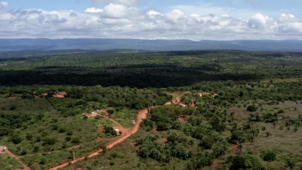 Lindo Drone Aéreo Descendente Campo Brasileiro Com Uma Pequena Estrada — Vídeo de Stock