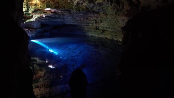 Inclinando Para Cima Tiro Piscina Caverna Natural Deslumbrante Encantado Poço — Vídeo de Stock