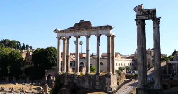 ローマのローマフォーラムで土星の寺院とベスパシアとタイタスを訪れる観光客 イタリア — ストック動画