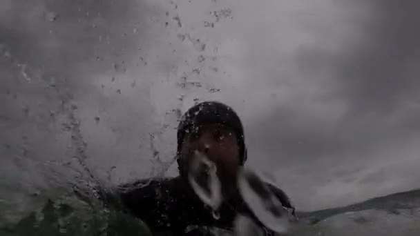 Vista Homem Surfando Praia Arriba Cercado Por Algumas Nuvens Costa — Vídeo de Stock