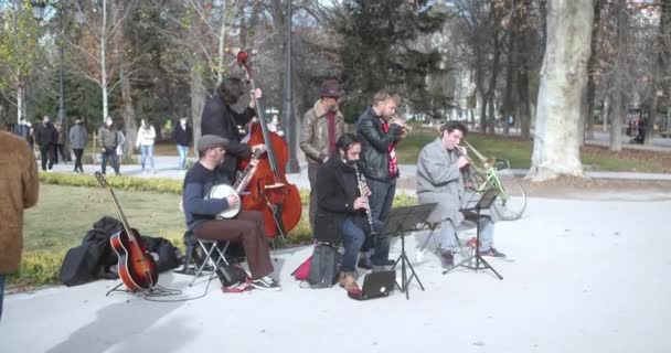 Tournage Long Métrage Groupe Six Jazz Jouant Dans Célèbre Parc — Video
