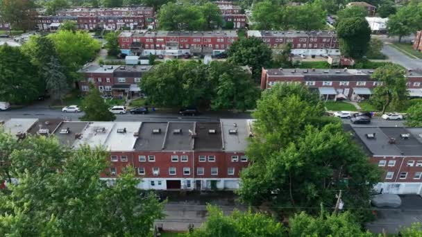 Luftaufnahmen Von Reihenhäusern Stadtgebiet Schüsse Auf Wohnhaus Mit Geringem Einkommen — Stockvideo