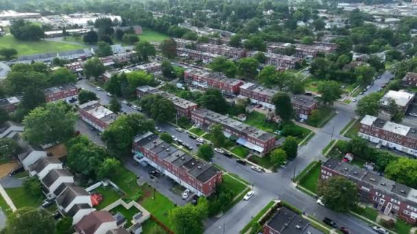 行の家や都市生活 都市をテーマに アメリカの広大な都市郊外を明らかにする高い空中プルバック — ストック動画