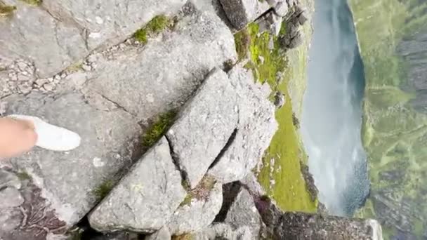Coumshingaun Lough Waterford Irland Går Mot Klippkanten Medan Panorerar Kameran — Stockvideo