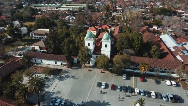 Εναέρια Dolly Έξω Από San Vicente Ferrer Εκκλησία Θόλους Χαλκού — Αρχείο Βίντεο