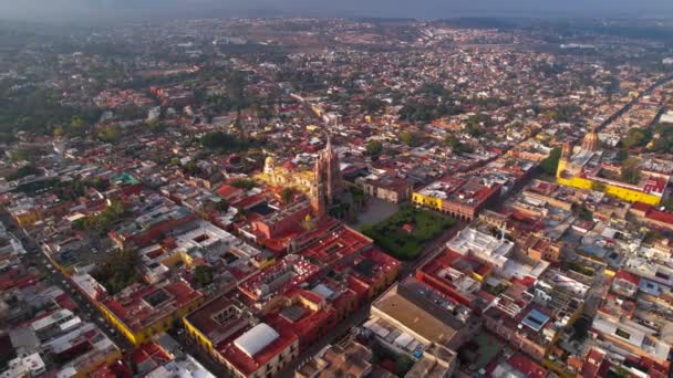 Luchtfoto Panorama Van Parroquia San Miguel Arcngel Tijdens Zonsopgang Terwijl — Stockvideo