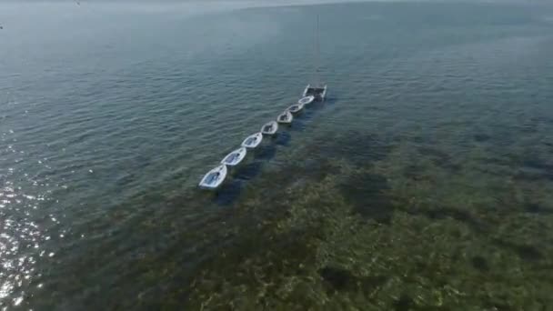 Встановлення Пострілу Кришталевої Чистої Води Біля Ланцюга Малих Човнів — стокове відео