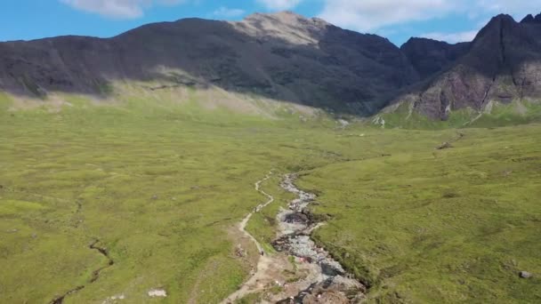 Magnifik Drönarbild Älvpoolerna Isle Skye Skottland Skottet Börjar Lågt Vid — Stockvideo