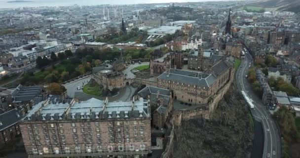 Svepande Drönare Skott Edinburgh Slott Vid Soluppgången Avslöjar Imponerande Grunderna — Stockvideo
