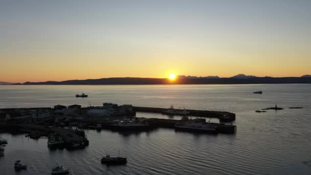 Imponerande Solnedgång Drönare Skott Mallaig Skottland Visar Staden Och Isle — Stockvideo