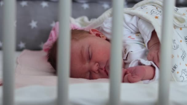 Spion Auf Augenhöhe Beim Blick Durch Gitterstäbe Schlafender Säuglinge — Stockvideo