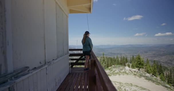 Mujer Joven Mira Por Encima Vista Panorámica Desde Punto Vista — Vídeo de stock