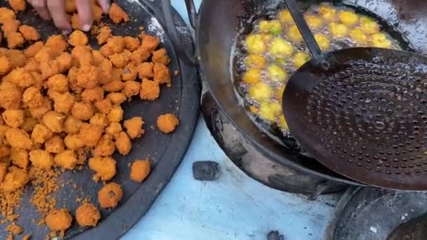 Top Shot Local Cooking Potato Pakora Roadside Food Stall Daytime — Stock Video