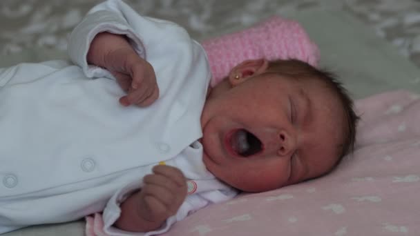 Söt Nyfödd Flicka Ligger Sidan Gäspningar Öppnar Ögonen När Hon — Stockvideo