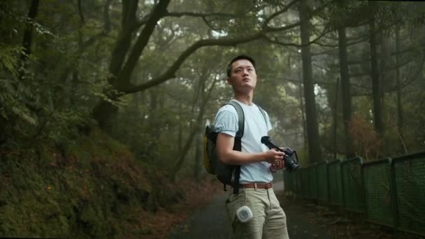 Een Jonge Aziatische Mannelijke Fotograaf Een Wit Shirt Een Rugzak — Stockvideo