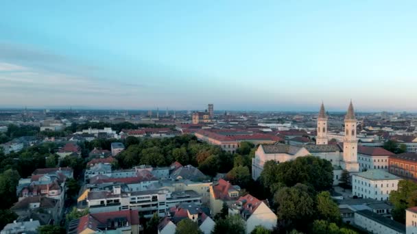 Múnich Paisaje Urbano Amanecer Drone Vuela Sobre Ciudad Lugares Famosos — Vídeo de stock