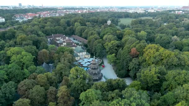 ミュンヘン市公園内の中国の塔の空中ビュー 英語の庭にある大きな中央ビヤガーデン 観光客や住民のための人気の夏の目的地 — ストック動画