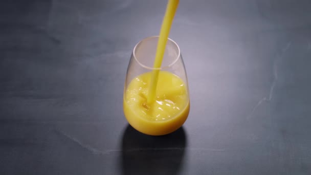 Narancslé Öntése Üvegbe Lassú Mozdulattal — Stock videók