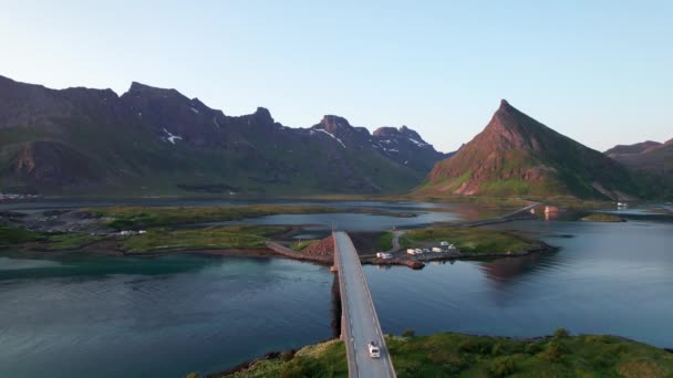 Camioneta Que Atraviesa Los Puentes Icónicos Hacia Fredvang Isla Lofoten — Vídeos de Stock