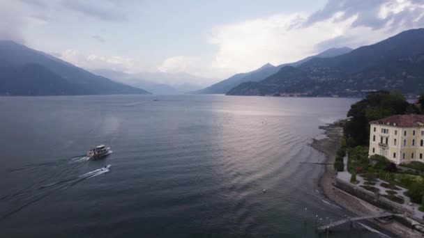 Лодки Плывущие Озеру Комо Белладжо Италия Величественным Горным Пейзажем Широкая — стоковое видео