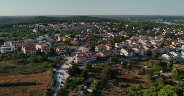 Vista Aérea Alrededor Del Pueblo Premantura Verano Croacia Órbita Disparo — Vídeos de Stock