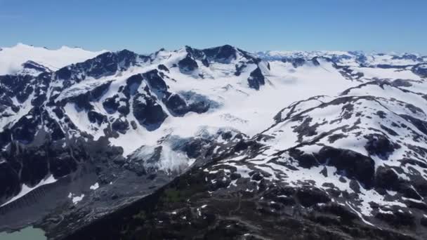 Drone Aéreo Increíble Paisaje Montañas Cubiertas Nieve Panning Shot Pacific — Vídeo de stock