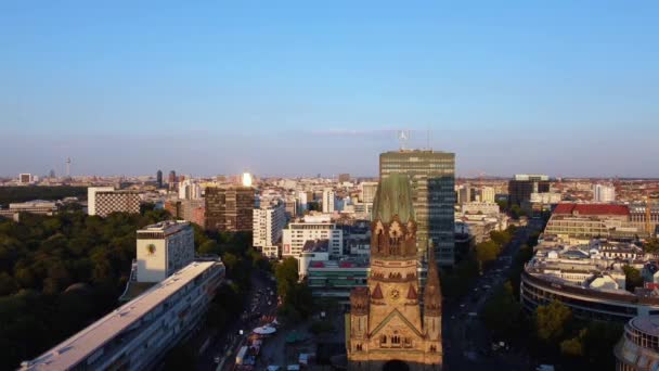 Berlín Ciudad Oeste Atrevido Vuelo Vista Aérea Muy Cerca Pasando — Vídeos de Stock