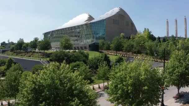 Amplia Toma Aérea Ascenso Del Kauffman Center Performing Arts Kansas — Vídeos de Stock