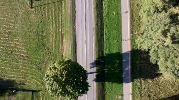 Arial Drohne Schoss Über Die Straße Und Den Radweg Daneben — Stockvideo