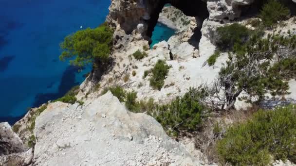 Natürliches Brückenloch Fels Wolken Über Der Insel Dramatische Flugaufnahmen Aus — Stockvideo