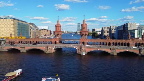 Przepływa Przez Nią Łódź Motorowa Przepływa Przez Nią Metro Niesamowity — Wideo stockowe