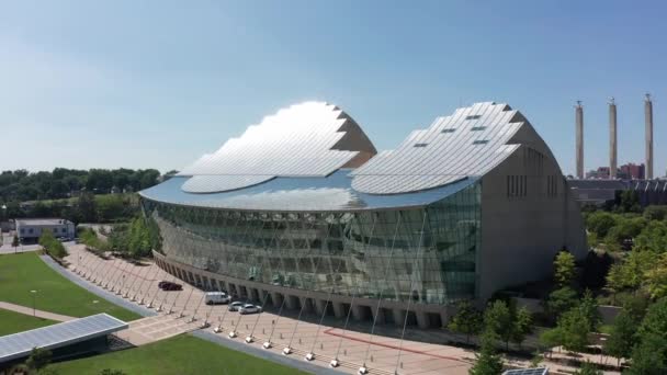 Reverse Pullback Panning Aerial Shot Kauffman Center Performing Arts Kansas — Vídeo de Stock