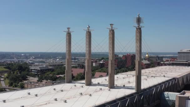 ミズーリ州カンザスシティの歴史的なパワー アンド ライト地区にあるコンベンション センター複合施設の上にあるスカイ ステーション パイロンの至近距離での空中撮影 — ストック動画